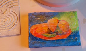 Pâte à craqueler sur panneau de bois.